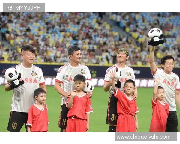 小男孩追逐足球梦想成为明星的成长故事与奋斗历程