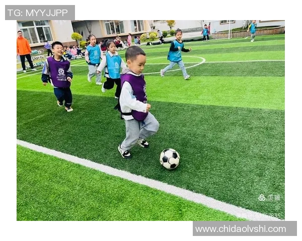 足球明星与可爱娃娃亲密互动瞬间展现温馨家庭生活的美好画面